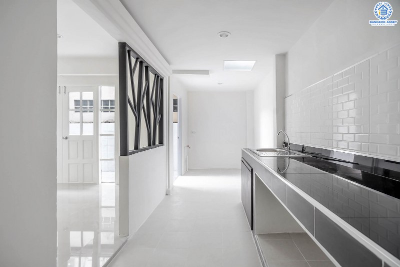 บ้านมือสองตกแต่งใหม่ ห้องมุม! ม.นันทนาการ์เด้นท์ ราชพฤกษ์-ท่าอิฐ จากพร็อพเพอร์ตี้ เพอร์เฟค เนื้อที่กว้าง 29.2 ตร.ว. ฟังก์ชั่นห้องนอนใหญ่ 2 ห้องนอน 2 ห้องน้ำ พร้อมครัวเคาน์เตอร์ และที่จอดรถ บนทำเลเดินทางสะดวก ห่างจากถนนราชพฤกษ์เพียง 500 เมตร ใกล้รถไฟฟ้าสถานีบางรักน้อยท่าอิฐ