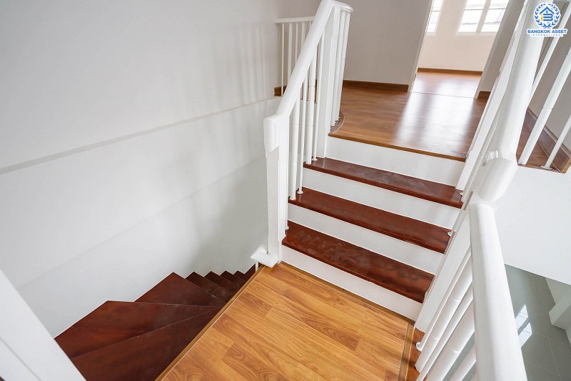 บ้านมือสองตกแต่งใหม่ ห้องมุม! ม.นันทนาการ์เด้นท์ ราชพฤกษ์-ท่าอิฐ จากพร็อพเพอร์ตี้ เพอร์เฟค เนื้อที่กว้าง 29.2 ตร.ว. ฟังก์ชั่นห้องนอนใหญ่ 2 ห้องนอน 2 ห้องน้ำ พร้อมครัวเคาน์เตอร์ และที่จอดรถ บนทำเลเดินทางสะดวก ห่างจากถนนราชพฤกษ์เพียง 500 เมตร ใกล้รถไฟฟ้าสถานีบางรักน้อยท่าอิฐ