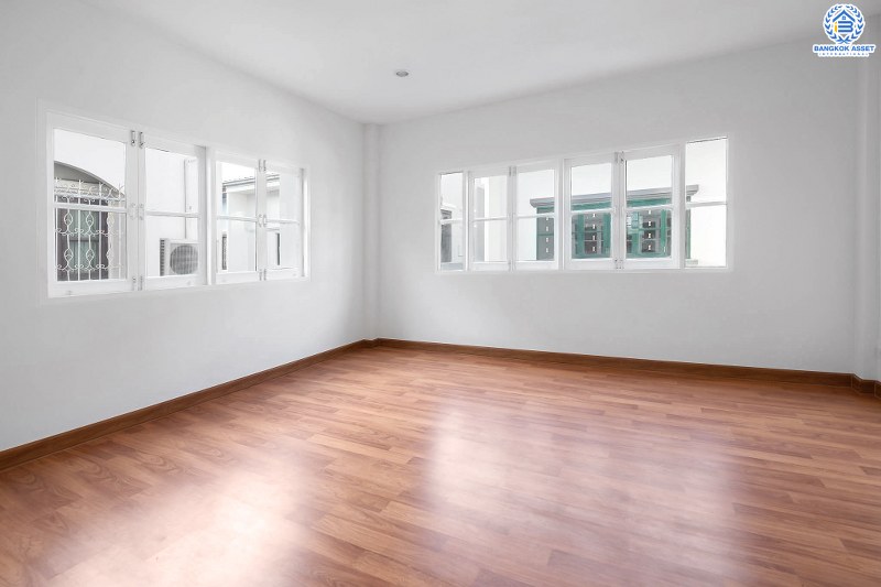 บ้านมือสองตกแต่งใหม่ ห้องมุม! ม.นันทนาการ์เด้นท์ ราชพฤกษ์-ท่าอิฐ จากพร็อพเพอร์ตี้ เพอร์เฟค เนื้อที่กว้าง 29.2 ตร.ว. ฟังก์ชั่นห้องนอนใหญ่ 2 ห้องนอน 2 ห้องน้ำ พร้อมครัวเคาน์เตอร์ และที่จอดรถ บนทำเลเดินทางสะดวก ห่างจากถนนราชพฤกษ์เพียง 500 เมตร ใกล้รถไฟฟ้าสถานีบางรักน้อยท่าอิฐ