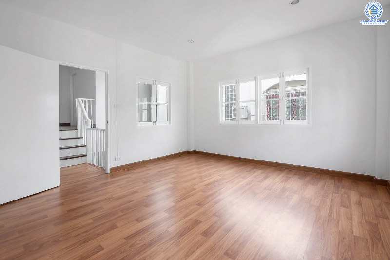 บ้านมือสองตกแต่งใหม่ ห้องมุม! ม.นันทนาการ์เด้นท์ ราชพฤกษ์-ท่าอิฐ จากพร็อพเพอร์ตี้ เพอร์เฟค เนื้อที่กว้าง 29.2 ตร.ว. ฟังก์ชั่นห้องนอนใหญ่ 2 ห้องนอน 2 ห้องน้ำ พร้อมครัวเคาน์เตอร์ และที่จอดรถ บนทำเลเดินทางสะดวก ห่างจากถนนราชพฤกษ์เพียง 500 เมตร ใกล้รถไฟฟ้าสถานีบางรักน้อยท่าอิฐ