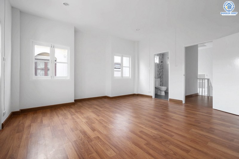 บ้านมือสองตกแต่งใหม่ ห้องมุม! ม.นันทนาการ์เด้นท์ ราชพฤกษ์-ท่าอิฐ จากพร็อพเพอร์ตี้ เพอร์เฟค เนื้อที่กว้าง 29.2 ตร.ว. ฟังก์ชั่นห้องนอนใหญ่ 2 ห้องนอน 2 ห้องน้ำ พร้อมครัวเคาน์เตอร์ และที่จอดรถ บนทำเลเดินทางสะดวก ห่างจากถนนราชพฤกษ์เพียง 500 เมตร ใกล้รถไฟฟ้าสถานีบางรักน้อยท่าอิฐ