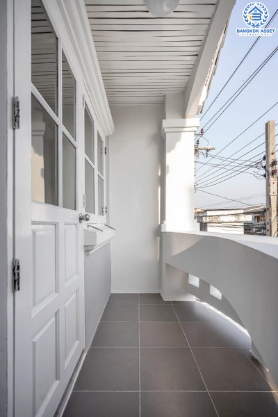 บ้านมือสองตกแต่งใหม่ ห้องมุม! ม.นันทนาการ์เด้นท์ ราชพฤกษ์-ท่าอิฐ จากพร็อพเพอร์ตี้ เพอร์เฟค เนื้อที่กว้าง 29.2 ตร.ว. ฟังก์ชั่นห้องนอนใหญ่ 2 ห้องนอน 2 ห้องน้ำ พร้อมครัวเคาน์เตอร์ และที่จอดรถ บนทำเลเดินทางสะดวก ห่างจากถนนราชพฤกษ์เพียง 500 เมตร ใกล้รถไฟฟ้าสถานีบางรักน้อยท่าอิฐ