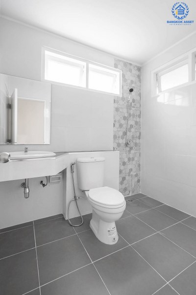 บ้านมือสองตกแต่งใหม่ ห้องมุม! ม.นันทนาการ์เด้นท์ ราชพฤกษ์-ท่าอิฐ จากพร็อพเพอร์ตี้ เพอร์เฟค เนื้อที่กว้าง 29.2 ตร.ว. ฟังก์ชั่นห้องนอนใหญ่ 2 ห้องนอน 2 ห้องน้ำ พร้อมครัวเคาน์เตอร์ และที่จอดรถ บนทำเลเดินทางสะดวก ห่างจากถนนราชพฤกษ์เพียง 500 เมตร ใกล้รถไฟฟ้าสถานีบางรักน้อยท่าอิฐ