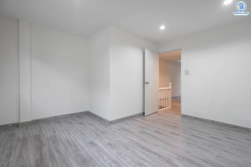 บ้านมือสองตกแต่งใหม่ ม.บ้านสวนนนท์2 พระราม5-ราชพฤกษ์ บ้านต่อเติม/พร้อมอยู่ เนื้อที่ 16 ตร.ว. ฟังก์ชั่น 3 ห้องนอน 2 ห้องน้ำ ครบครันทั้งครัวเคาน์เตอร์ และที่จอดรถ สะดวกสบายบนทำเลโซนเมือง เชื่อมต่อหลายเส้นทาง ใกล้สะพานพระราม5 ท่าน้ำนนท์ และอื่นๆ อีกมากมาย...