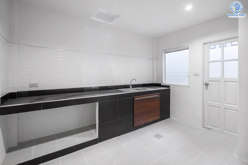 บ้านมือสองตกแต่งใหม่ ม.บุศรินทร์ วงแหวน (บ้านกล้วย-ไทรน้อย) หลังใหญ่พร้อมอยู่ แบรนด์LH เนื้อที่ 21 ตร.ว. ฟังก์ชั่นครบครัน! 3 ห้องนอน 2 ห้องน้ำ 2 ที่จอดรถ ตอบโจทย์ทุกการอยู่อาศัย บนทำเลคุณภาพ! ใกล้เซ็นทรัลเวสต์เกต และ รถไฟฟ้าสถานี "คลองบางไผ่"