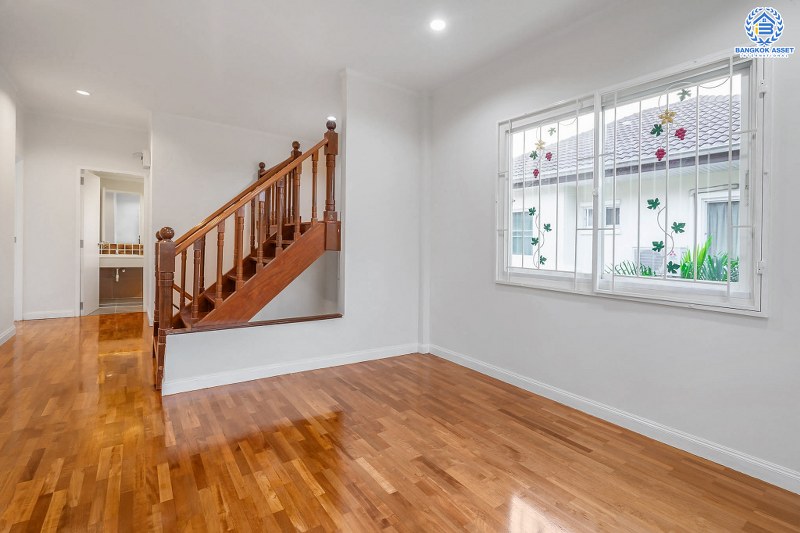 บ้านมือสองตกแต่งใหม่ หลังใหญ่ แต่งครบ! โครงการ สัมมากร ราชพฤกษ์ เนื้อที่ 57 ตร.ว. ฟังก์ชั่น 2 ห้องนอน 3 ห้องน้ำ พร้อมโซน Family Room +ห้องพระ โดดเด่นบนทำเลศักยภาพ ติดถนนราชพฤกษ์ ใกล้รถไฟฟ้า สถานีบางรักน้อยท่าอิฐ ราคาพิเศษ!