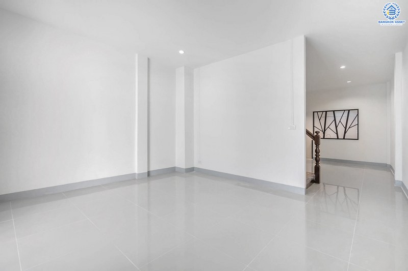 บ้านมือสองตกแต่งใหม่ ติดรถไฟฟ้าสถานีไทรม้า ม.ซื่อตรง พระนั่งเกล้า-ท่าอิฐ สุดคุ้มบ้านตกแต่ง/ต่อเติมพร้อมอยู่ เนื้อที่ 18 ตร.ว. ฟังก์ชั่นครบ คัดสรรวัสดุสเปกคุณภาพ บนทำเลดีที่สุด ใจกลาง 2 เซ็นทรัลฯ เพียง 6 นาทีถึงจุดขึ้นทางด่วนงามวงศ์วาน...