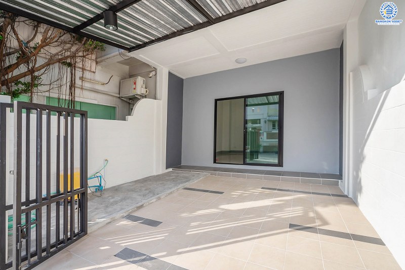 บ้านมือสองตกแต่งใหม่ ติดรถไฟฟ้าสถานีไทรม้า ม.ซื่อตรง พระนั่งเกล้า-ท่าอิฐ สุดคุ้มบ้านตกแต่ง/ต่อเติมพร้อมอยู่ เนื้อที่ 18 ตร.ว. ฟังก์ชั่นครบ คัดสรรวัสดุสเปกคุณภาพ บนทำเลดีที่สุด ใจกลาง 2 เซ็นทรัลฯ เพียง 6 นาทีถึงจุดขึ้นทางด่วนงามวงศ์วาน...