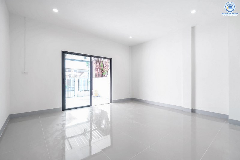 บ้านมือสองตกแต่งใหม่ ติดรถไฟฟ้าสถานีไทรม้า ม.ซื่อตรง พระนั่งเกล้า-ท่าอิฐ สุดคุ้มบ้านตกแต่ง/ต่อเติมพร้อมอยู่ เนื้อที่ 18 ตร.ว. ฟังก์ชั่นครบ คัดสรรวัสดุสเปกคุณภาพ บนทำเลดีที่สุด ใจกลาง 2 เซ็นทรัลฯ เพียง 6 นาทีถึงจุดขึ้นทางด่วนงามวงศ์วาน...