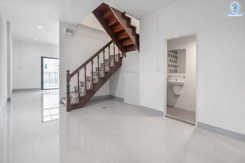 บ้านมือสองตกแต่งใหม่ ติดรถไฟฟ้าสถานีไทรม้า ม.ซื่อตรง พระนั่งเกล้า-ท่าอิฐ สุดคุ้มบ้านตกแต่ง/ต่อเติมพร้อมอยู่ เนื้อที่ 18 ตร.ว. ฟังก์ชั่นครบ คัดสรรวัสดุสเปกคุณภาพ บนทำเลดีที่สุด ใจกลาง 2 เซ็นทรัลฯ เพียง 6 นาทีถึงจุดขึ้นทางด่วนงามวงศ์วาน...