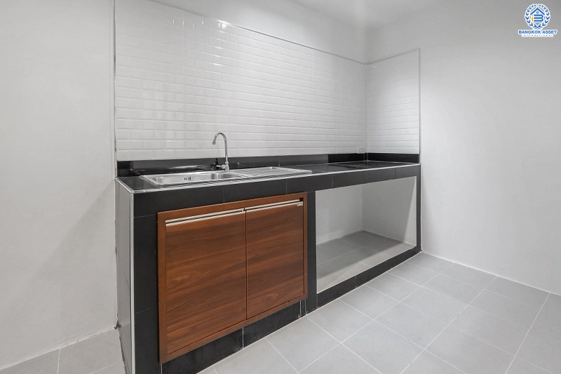 บ้านมือสองตกแต่งใหม่ ติดรถไฟฟ้าสถานีไทรม้า ม.ซื่อตรง พระนั่งเกล้า-ท่าอิฐ สุดคุ้มบ้านตกแต่ง/ต่อเติมพร้อมอยู่ เนื้อที่ 18 ตร.ว. ฟังก์ชั่นครบ คัดสรรวัสดุสเปกคุณภาพ บนทำเลดีที่สุด ใจกลาง 2 เซ็นทรัลฯ เพียง 6 นาทีถึงจุดขึ้นทางด่วนงามวงศ์วาน...