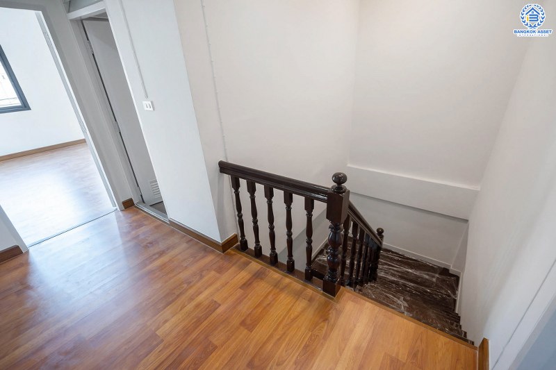 บ้านมือสองตกแต่งใหม่ ติดรถไฟฟ้าสถานีไทรม้า ม.ซื่อตรง พระนั่งเกล้า-ท่าอิฐ สุดคุ้มบ้านตกแต่ง/ต่อเติมพร้อมอยู่ เนื้อที่ 18 ตร.ว. ฟังก์ชั่นครบ คัดสรรวัสดุสเปกคุณภาพ บนทำเลดีที่สุด ใจกลาง 2 เซ็นทรัลฯ เพียง 6 นาทีถึงจุดขึ้นทางด่วนงามวงศ์วาน...