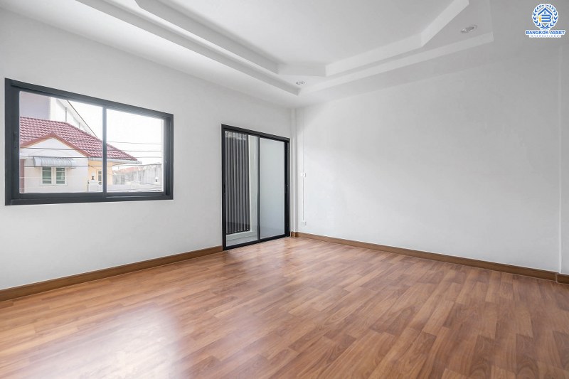 บ้านมือสองตกแต่งใหม่ ติดรถไฟฟ้าสถานีไทรม้า ม.ซื่อตรง พระนั่งเกล้า-ท่าอิฐ สุดคุ้มบ้านตกแต่ง/ต่อเติมพร้อมอยู่ เนื้อที่ 18 ตร.ว. ฟังก์ชั่นครบ คัดสรรวัสดุสเปกคุณภาพ บนทำเลดีที่สุด ใจกลาง 2 เซ็นทรัลฯ เพียง 6 นาทีถึงจุดขึ้นทางด่วนงามวงศ์วาน...