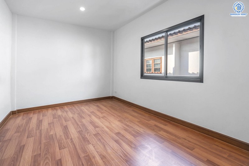 บ้านมือสองตกแต่งใหม่ ติดรถไฟฟ้าสถานีไทรม้า ม.ซื่อตรง พระนั่งเกล้า-ท่าอิฐ สุดคุ้มบ้านตกแต่ง/ต่อเติมพร้อมอยู่ เนื้อที่ 18 ตร.ว. ฟังก์ชั่นครบ คัดสรรวัสดุสเปกคุณภาพ บนทำเลดีที่สุด ใจกลาง 2 เซ็นทรัลฯ เพียง 6 นาทีถึงจุดขึ้นทางด่วนงามวงศ์วาน...