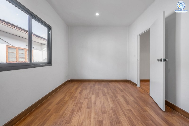 บ้านมือสองตกแต่งใหม่ ติดรถไฟฟ้าสถานีไทรม้า ม.ซื่อตรง พระนั่งเกล้า-ท่าอิฐ สุดคุ้มบ้านตกแต่ง/ต่อเติมพร้อมอยู่ เนื้อที่ 18 ตร.ว. ฟังก์ชั่นครบ คัดสรรวัสดุสเปกคุณภาพ บนทำเลดีที่สุด ใจกลาง 2 เซ็นทรัลฯ เพียง 6 นาทีถึงจุดขึ้นทางด่วนงามวงศ์วาน...