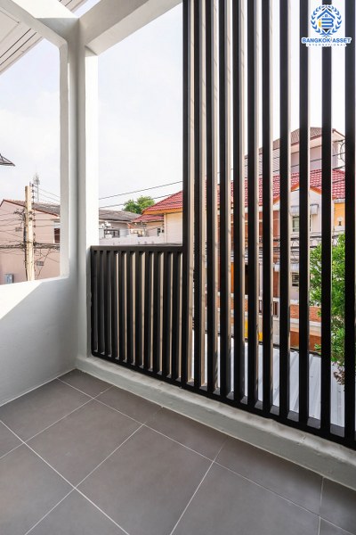 บ้านมือสองตกแต่งใหม่ ติดรถไฟฟ้าสถานีไทรม้า ม.ซื่อตรง พระนั่งเกล้า-ท่าอิฐ สุดคุ้มบ้านตกแต่ง/ต่อเติมพร้อมอยู่ เนื้อที่ 18 ตร.ว. ฟังก์ชั่นครบ คัดสรรวัสดุสเปกคุณภาพ บนทำเลดีที่สุด ใจกลาง 2 เซ็นทรัลฯ เพียง 6 นาทีถึงจุดขึ้นทางด่วนงามวงศ์วาน...