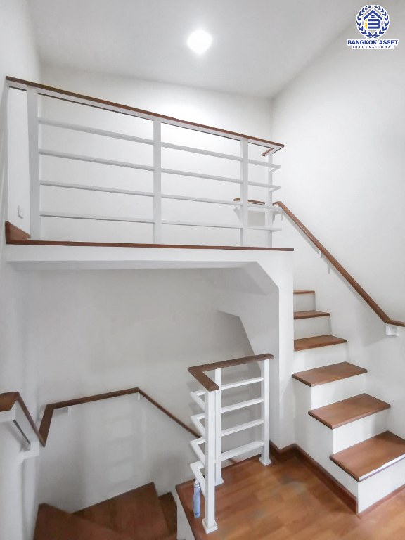 ทาวน์เฮ้าส์มือสอง ม.โกลเด้นท์ทาวน์ วัชรพล-สุขาภิบาล5 พร้อมอยู่ เนื้อที่ 21.2 ตร.ว. ฟังก์ชั่นให้มากถึง 4 ห้องนอน 3 ห้องน้ำ 2 ที่จอดรถ พร้อมส่วนกลางครบครัน บนทำเลศักยภาพ หน้าจุดขึ้นลงทางด่วนสุขาภิบาล 5 สะดวกในการเดินทางเข้าสู่ใจกลางเมืองได้อย่างรวดเร็ว