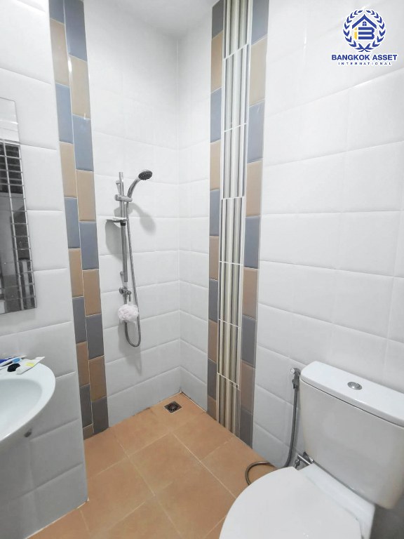 ทาวน์เฮ้าส์มือสอง ม.โกลเด้นท์ทาวน์ วัชรพล-สุขาภิบาล5 พร้อมอยู่ เนื้อที่ 21.2 ตร.ว. ฟังก์ชั่นให้มากถึง 4 ห้องนอน 3 ห้องน้ำ 2 ที่จอดรถ พร้อมส่วนกลางครบครัน บนทำเลศักยภาพ หน้าจุดขึ้นลงทางด่วนสุขาภิบาล 5 สะดวกในการเดินทางเข้าสู่ใจกลางเมืองได้อย่างรวดเร็ว