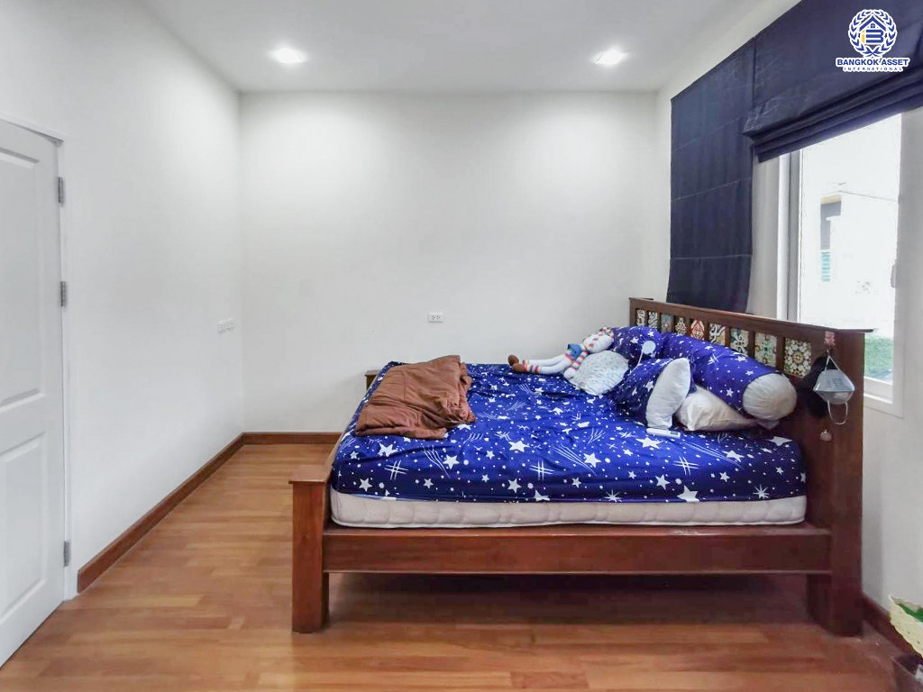 ทาวน์เฮ้าส์มือสอง ม.โกลเด้นท์ทาวน์ วัชรพล-สุขาภิบาล5 พร้อมอยู่ เนื้อที่ 21.2 ตร.ว. ฟังก์ชั่นให้มากถึง 4 ห้องนอน 3 ห้องน้ำ 2 ที่จอดรถ พร้อมส่วนกลางครบครัน บนทำเลศักยภาพ หน้าจุดขึ้นลงทางด่วนสุขาภิบาล 5 สะดวกในการเดินทางเข้าสู่ใจกลางเมืองได้อย่างรวดเร็ว