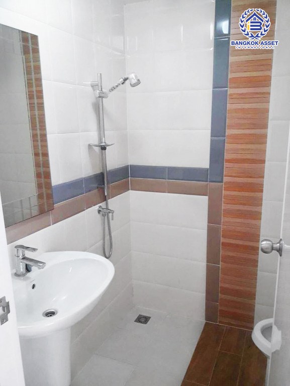 ทาวน์เฮ้าส์มือสอง ม.โกลเด้นท์ทาวน์ วัชรพล-สุขาภิบาล5 พร้อมอยู่ เนื้อที่ 21.2 ตร.ว. ฟังก์ชั่นให้มากถึง 4 ห้องนอน 3 ห้องน้ำ 2 ที่จอดรถ พร้อมส่วนกลางครบครัน บนทำเลศักยภาพ หน้าจุดขึ้นลงทางด่วนสุขาภิบาล 5 สะดวกในการเดินทางเข้าสู่ใจกลางเมืองได้อย่างรวดเร็ว