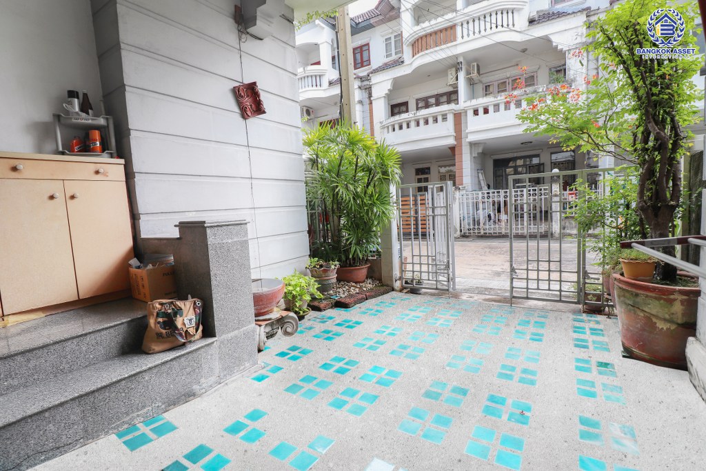 ทาวน์โฮมมือสองนนทบุรี ตรงข้ามเซ็นทรัลแจ้งวัฒนะ ม.นันทนาการ์เด้น หลังใหญ่พร้อมอยู่ เนื้อที่ 18 ตร.ว. ฟังก์ชั่น 3 ชั้น 3 ห้องนอน 3 ห้องน้ำ พื้นที่ใช้สอยกว้า 224 ตร.ม. พร้อมสะดวกสะบายทุกการเดินทาง ใกล้เมืองทอง ,ทางด่วน ในราคาเพียง 2 ล้านต้นๆ เท่านั้น