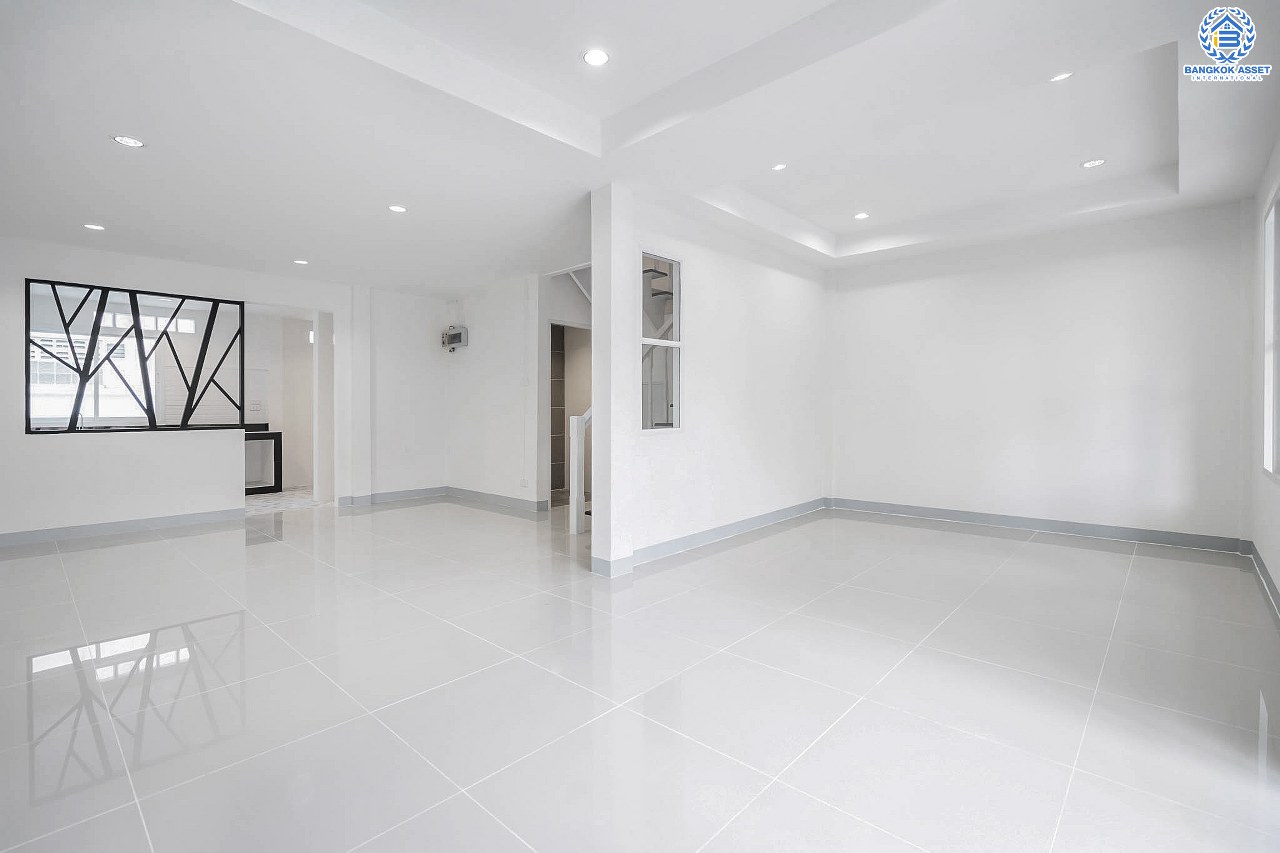 บ้านมือสองตกแต่งใหม่ แบรนด์LH ม.บุศรินทร์วงแหวน (บ้านกล้วย-ไทรน้อย) หลังใหญ่พร้อมอยู่ เนื้อที่ 30 ตร.ว. ฟังก์ชั่นครบครัน! 3 ห้องนอน 2 ห้องน้ำ มีเทอเรซชั้นสอง พร้อมเดินทางสะดวก บนทำเลคุณภาพ! ใกล้เซ็นทรัลเวสต์เกต และ รถไฟฟ้า "คลองบางไผ่"