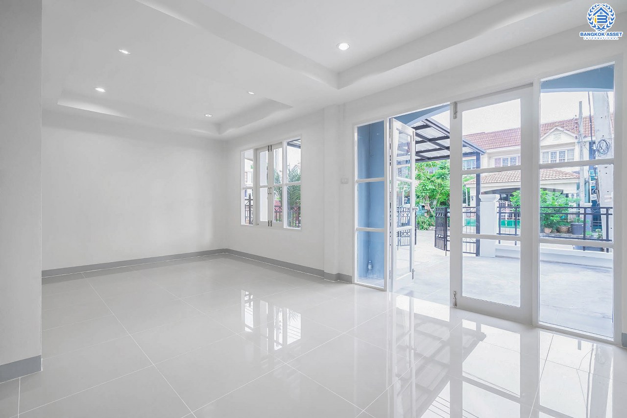 บ้านมือสองตกแต่งใหม่ แบรนด์LH ม.บุศรินทร์วงแหวน (บ้านกล้วย-ไทรน้อย) หลังใหญ่พร้อมอยู่ เนื้อที่ 30 ตร.ว. ฟังก์ชั่นครบครัน! 3 ห้องนอน 2 ห้องน้ำ มีเทอเรซชั้นสอง พร้อมเดินทางสะดวก บนทำเลคุณภาพ! ใกล้เซ็นทรัลเวสต์เกต และ รถไฟฟ้า "คลองบางไผ่"