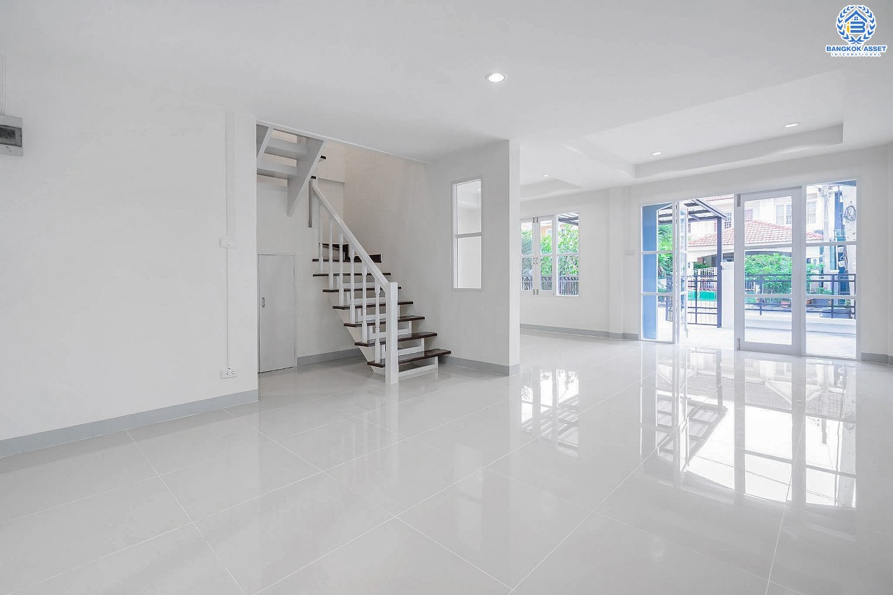 บ้านมือสองตกแต่งใหม่ แบรนด์LH ม.บุศรินทร์วงแหวน (บ้านกล้วย-ไทรน้อย) หลังใหญ่พร้อมอยู่ เนื้อที่ 30 ตร.ว. ฟังก์ชั่นครบครัน! 3 ห้องนอน 2 ห้องน้ำ มีเทอเรซชั้นสอง พร้อมเดินทางสะดวก บนทำเลคุณภาพ! ใกล้เซ็นทรัลเวสต์เกต และ รถไฟฟ้า "คลองบางไผ่"