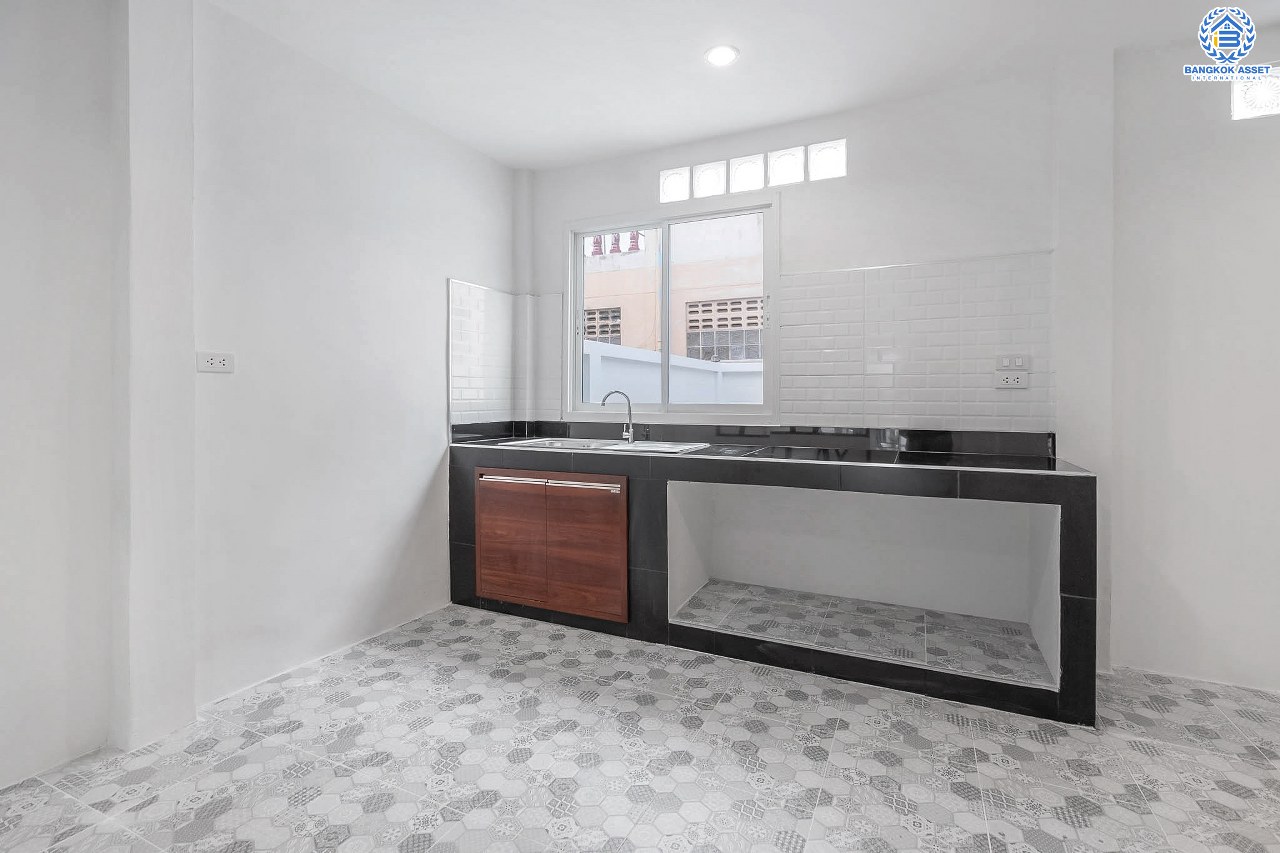 บ้านมือสองตกแต่งใหม่ แบรนด์LH ม.บุศรินทร์วงแหวน (บ้านกล้วย-ไทรน้อย) หลังใหญ่พร้อมอยู่ เนื้อที่ 30 ตร.ว. ฟังก์ชั่นครบครัน! 3 ห้องนอน 2 ห้องน้ำ มีเทอเรซชั้นสอง พร้อมเดินทางสะดวก บนทำเลคุณภาพ! ใกล้เซ็นทรัลเวสต์เกต และ รถไฟฟ้า "คลองบางไผ่"