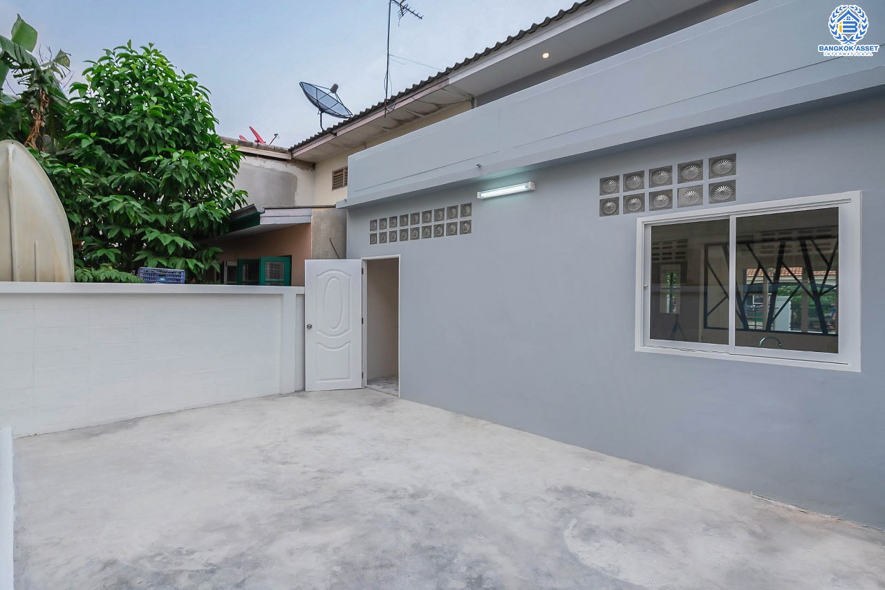 บ้านมือสองตกแต่งใหม่ แบรนด์LH ม.บุศรินทร์วงแหวน (บ้านกล้วย-ไทรน้อย) หลังใหญ่พร้อมอยู่ เนื้อที่ 30 ตร.ว. ฟังก์ชั่นครบครัน! 3 ห้องนอน 2 ห้องน้ำ มีเทอเรซชั้นสอง พร้อมเดินทางสะดวก บนทำเลคุณภาพ! ใกล้เซ็นทรัลเวสต์เกต และ รถไฟฟ้า "คลองบางไผ่"