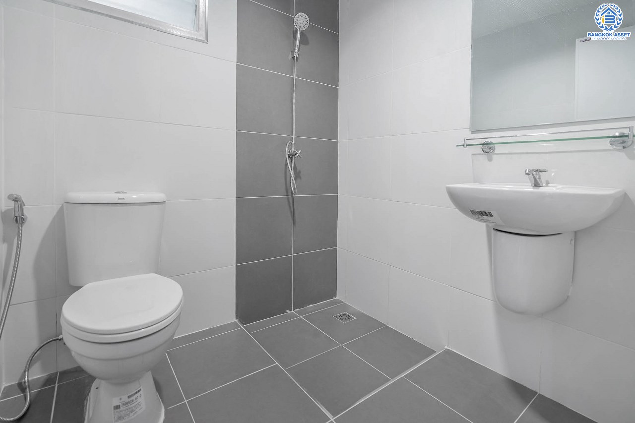 บ้านมือสองตกแต่งใหม่ แบรนด์LH ม.บุศรินทร์วงแหวน (บ้านกล้วย-ไทรน้อย) หลังใหญ่พร้อมอยู่ เนื้อที่ 30 ตร.ว. ฟังก์ชั่นครบครัน! 3 ห้องนอน 2 ห้องน้ำ มีเทอเรซชั้นสอง พร้อมเดินทางสะดวก บนทำเลคุณภาพ! ใกล้เซ็นทรัลเวสต์เกต และ รถไฟฟ้า "คลองบางไผ่"