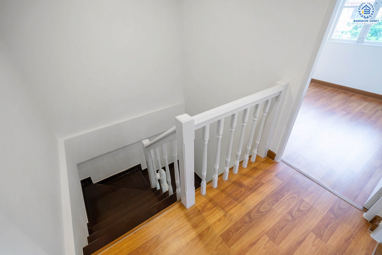 บ้านมือสองตกแต่งใหม่ แบรนด์LH ม.บุศรินทร์วงแหวน (บ้านกล้วย-ไทรน้อย) หลังใหญ่พร้อมอยู่ เนื้อที่ 30 ตร.ว. ฟังก์ชั่นครบครัน! 3 ห้องนอน 2 ห้องน้ำ มีเทอเรซชั้นสอง พร้อมเดินทางสะดวก บนทำเลคุณภาพ! ใกล้เซ็นทรัลเวสต์เกต และ รถไฟฟ้า "คลองบางไผ่"