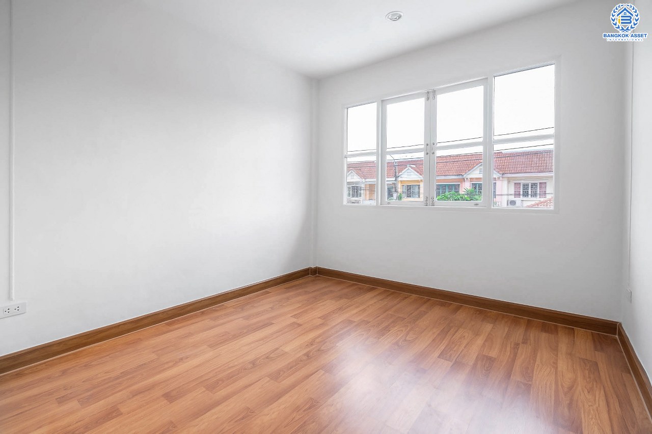 บ้านมือสองตกแต่งใหม่ แบรนด์LH ม.บุศรินทร์วงแหวน (บ้านกล้วย-ไทรน้อย) หลังใหญ่พร้อมอยู่ เนื้อที่ 30 ตร.ว. ฟังก์ชั่นครบครัน! 3 ห้องนอน 2 ห้องน้ำ มีเทอเรซชั้นสอง พร้อมเดินทางสะดวก บนทำเลคุณภาพ! ใกล้เซ็นทรัลเวสต์เกต และ รถไฟฟ้า "คลองบางไผ่"