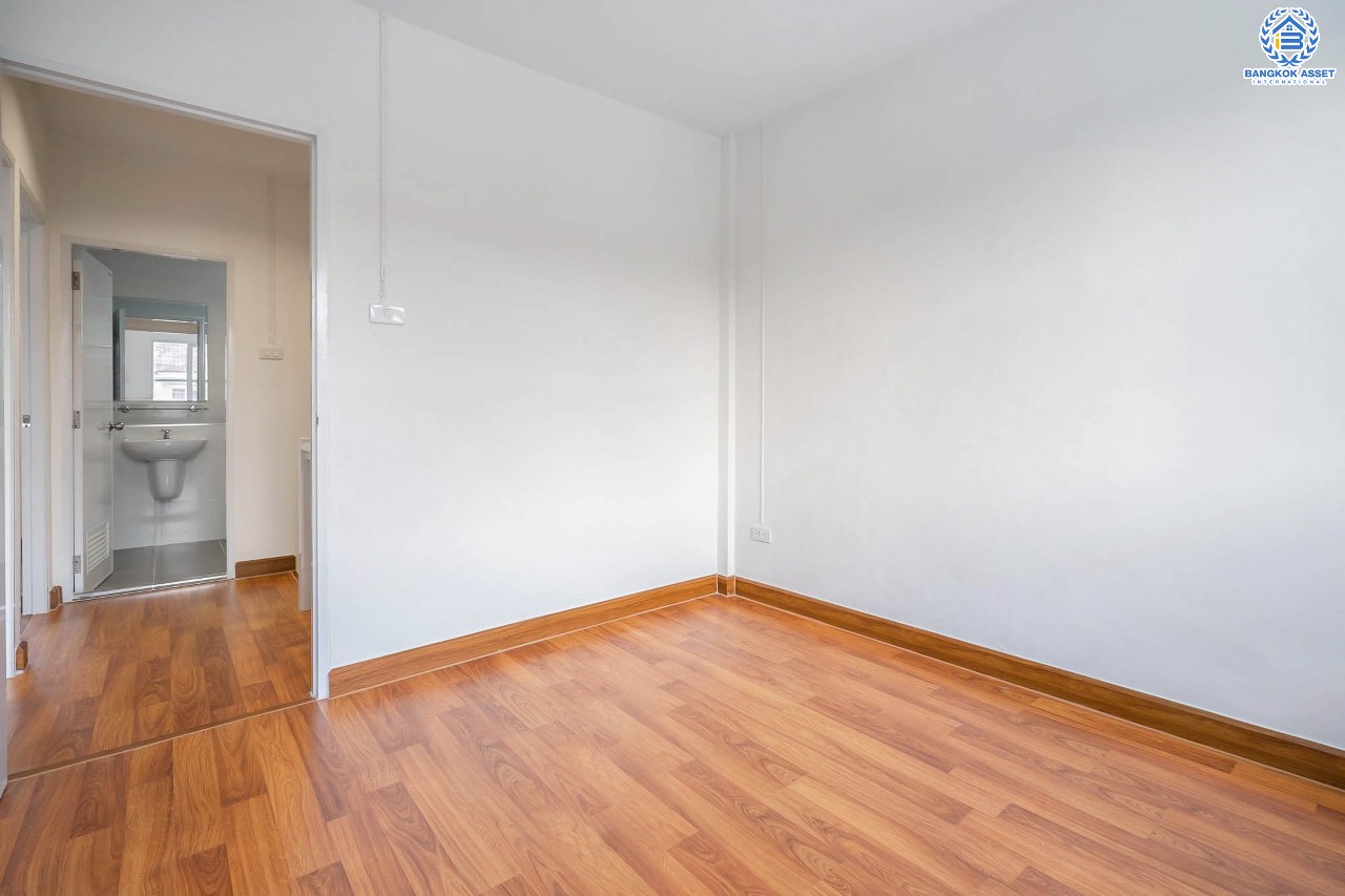 บ้านมือสองตกแต่งใหม่ แบรนด์LH ม.บุศรินทร์วงแหวน (บ้านกล้วย-ไทรน้อย) หลังใหญ่พร้อมอยู่ เนื้อที่ 30 ตร.ว. ฟังก์ชั่นครบครัน! 3 ห้องนอน 2 ห้องน้ำ มีเทอเรซชั้นสอง พร้อมเดินทางสะดวก บนทำเลคุณภาพ! ใกล้เซ็นทรัลเวสต์เกต และ รถไฟฟ้า "คลองบางไผ่"