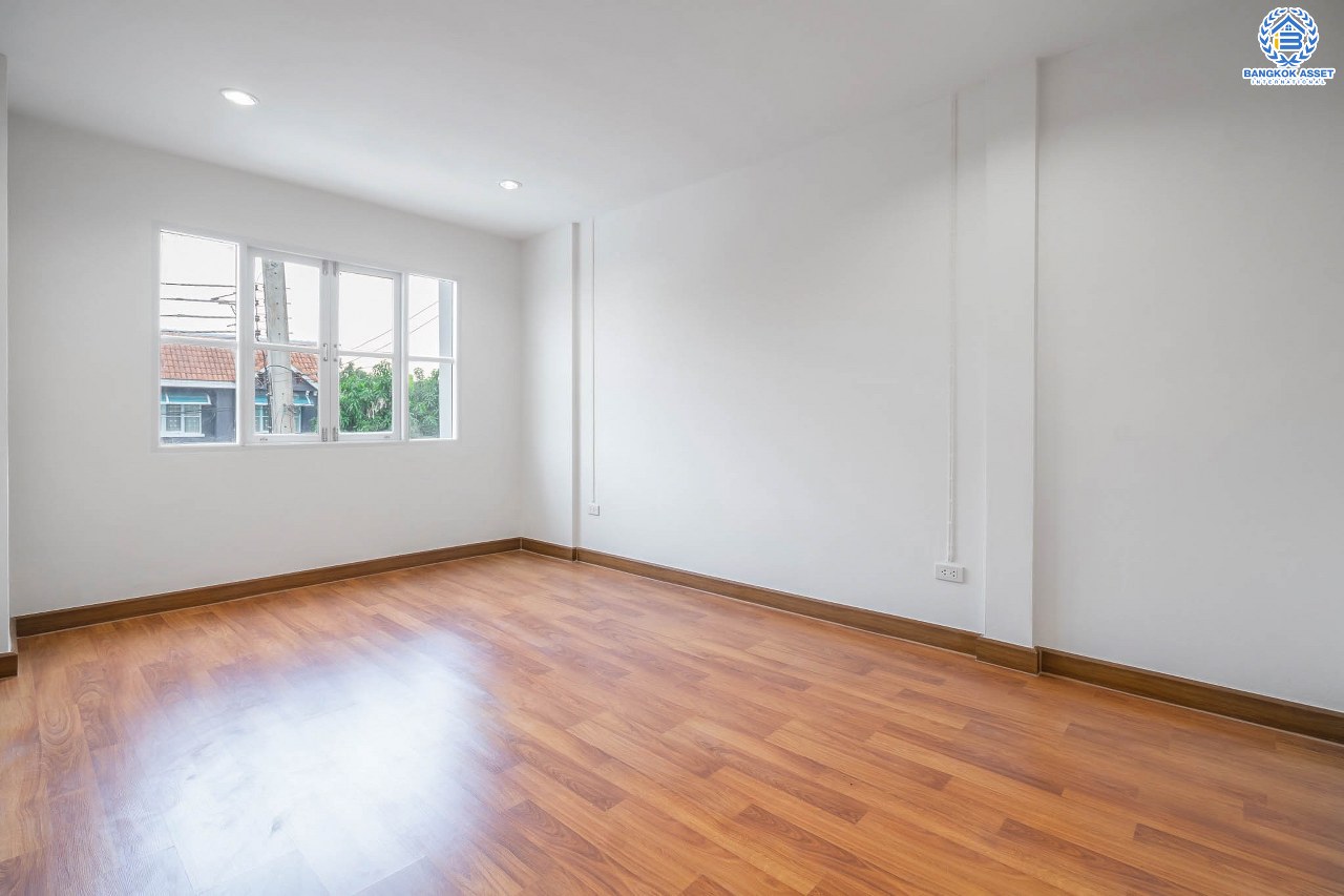 บ้านมือสองตกแต่งใหม่ แบรนด์LH ม.บุศรินทร์วงแหวน (บ้านกล้วย-ไทรน้อย) หลังใหญ่พร้อมอยู่ เนื้อที่ 30 ตร.ว. ฟังก์ชั่นครบครัน! 3 ห้องนอน 2 ห้องน้ำ มีเทอเรซชั้นสอง พร้อมเดินทางสะดวก บนทำเลคุณภาพ! ใกล้เซ็นทรัลเวสต์เกต และ รถไฟฟ้า "คลองบางไผ่"