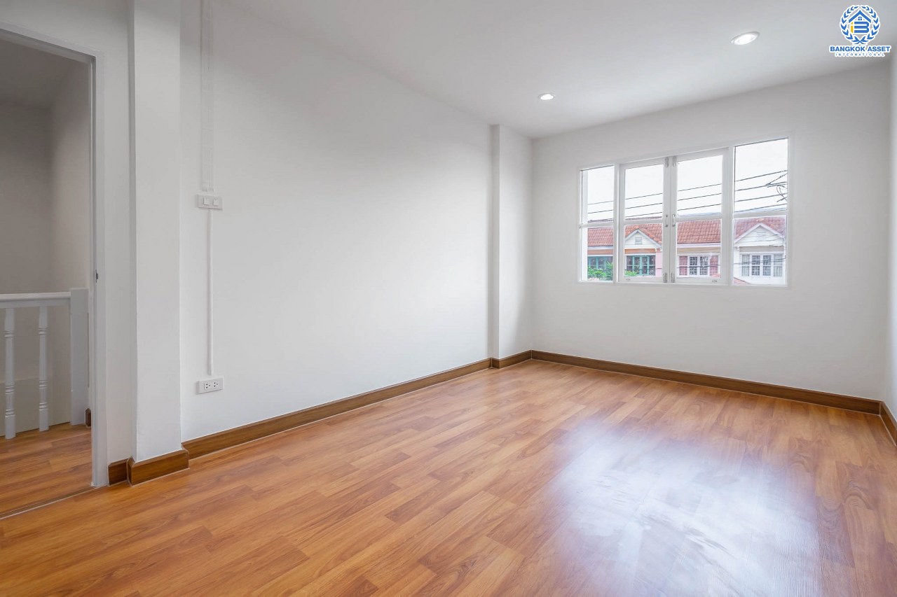 บ้านมือสองตกแต่งใหม่ แบรนด์LH ม.บุศรินทร์วงแหวน (บ้านกล้วย-ไทรน้อย) หลังใหญ่พร้อมอยู่ เนื้อที่ 30 ตร.ว. ฟังก์ชั่นครบครัน! 3 ห้องนอน 2 ห้องน้ำ มีเทอเรซชั้นสอง พร้อมเดินทางสะดวก บนทำเลคุณภาพ! ใกล้เซ็นทรัลเวสต์เกต และ รถไฟฟ้า "คลองบางไผ่"