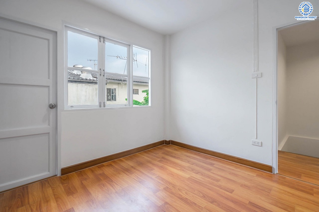 บ้านมือสองตกแต่งใหม่ แบรนด์LH ม.บุศรินทร์วงแหวน (บ้านกล้วย-ไทรน้อย) หลังใหญ่พร้อมอยู่ เนื้อที่ 30 ตร.ว. ฟังก์ชั่นครบครัน! 3 ห้องนอน 2 ห้องน้ำ มีเทอเรซชั้นสอง พร้อมเดินทางสะดวก บนทำเลคุณภาพ! ใกล้เซ็นทรัลเวสต์เกต และ รถไฟฟ้า "คลองบางไผ่"