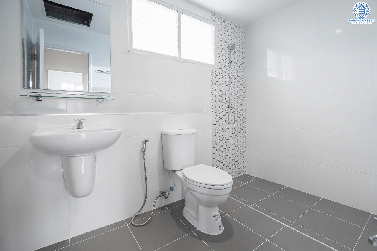 บ้านมือสองตกแต่งใหม่ แบรนด์LH ม.บุศรินทร์วงแหวน (บ้านกล้วย-ไทรน้อย) หลังใหญ่พร้อมอยู่ เนื้อที่ 30 ตร.ว. ฟังก์ชั่นครบครัน! 3 ห้องนอน 2 ห้องน้ำ มีเทอเรซชั้นสอง พร้อมเดินทางสะดวก บนทำเลคุณภาพ! ใกล้เซ็นทรัลเวสต์เกต และ รถไฟฟ้า "คลองบางไผ่"