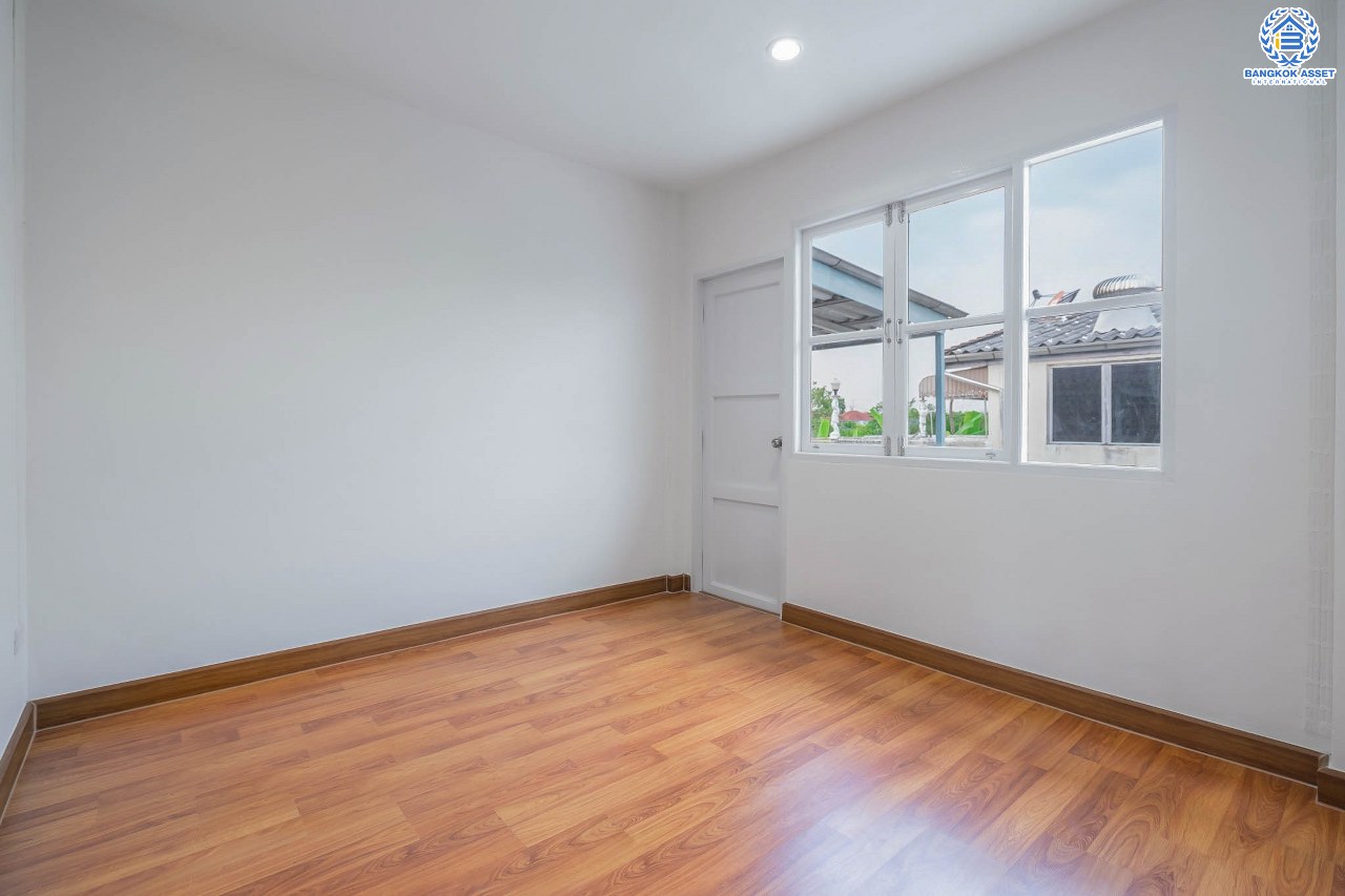 บ้านมือสองตกแต่งใหม่ แบรนด์LH ม.บุศรินทร์วงแหวน (บ้านกล้วย-ไทรน้อย) หลังใหญ่พร้อมอยู่ เนื้อที่ 30 ตร.ว. ฟังก์ชั่นครบครัน! 3 ห้องนอน 2 ห้องน้ำ มีเทอเรซชั้นสอง พร้อมเดินทางสะดวก บนทำเลคุณภาพ! ใกล้เซ็นทรัลเวสต์เกต และ รถไฟฟ้า "คลองบางไผ่"