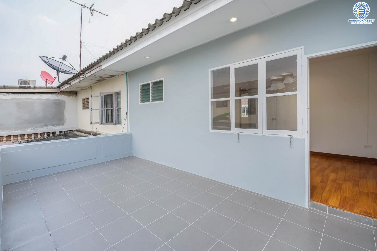 บ้านมือสองตกแต่งใหม่ แบรนด์LH ม.บุศรินทร์วงแหวน (บ้านกล้วย-ไทรน้อย) หลังใหญ่พร้อมอยู่ เนื้อที่ 30 ตร.ว. ฟังก์ชั่นครบครัน! 3 ห้องนอน 2 ห้องน้ำ มีเทอเรซชั้นสอง พร้อมเดินทางสะดวก บนทำเลคุณภาพ! ใกล้เซ็นทรัลเวสต์เกต และ รถไฟฟ้า "คลองบางไผ่"