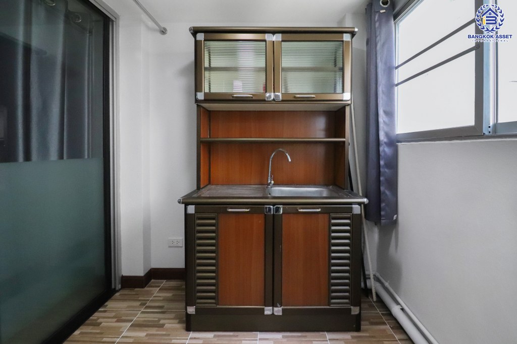 คอนโดมือสอง ทำเลใจกลางเมือง ซ.รัชดาภิเษก36 ราคาไม่ถึงล้าน! โครงการ เจดับบิวเพลส อาคารซี ห้องมุม! กว้าง 27.17 ตร.ม. ฟังก์ชั่น 1 ห้องนอน 1 ห้องน้ำ แถมแอร์ สุดคุ้ม! ทำเลเดินทางสะดวก ใกล้เมเจอร์รัชโยธิน ,เซ็ทรัลลาดพร้าว และ MRT สถานีลาดพร้าว