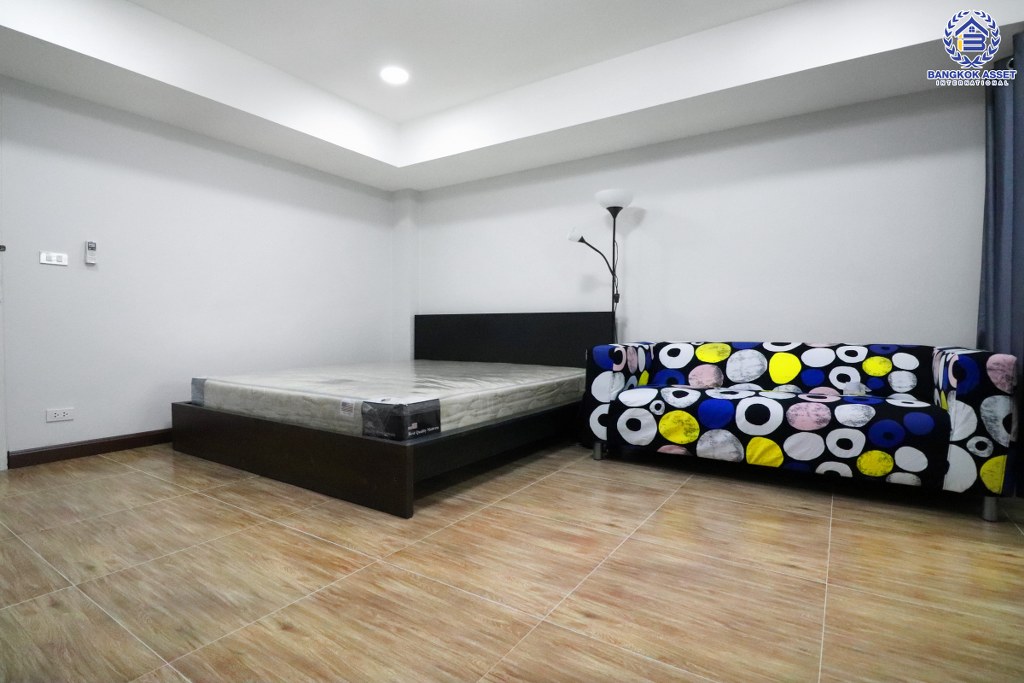 คอนโดมือสอง ทำเลใจกลางเมือง ซ.รัชดาภิเษก36 ราคาไม่ถึงล้าน! โครงการ เจดับบิวเพลส อาคารซี ห้องมุม! กว้าง 27.17 ตร.ม. ฟังก์ชั่น 1 ห้องนอน 1 ห้องน้ำ แถมแอร์ สุดคุ้ม! ทำเลเดินทางสะดวก ใกล้เมเจอร์รัชโยธิน ,เซ็ทรัลลาดพร้าว และ MRT สถานีลาดพร้าว