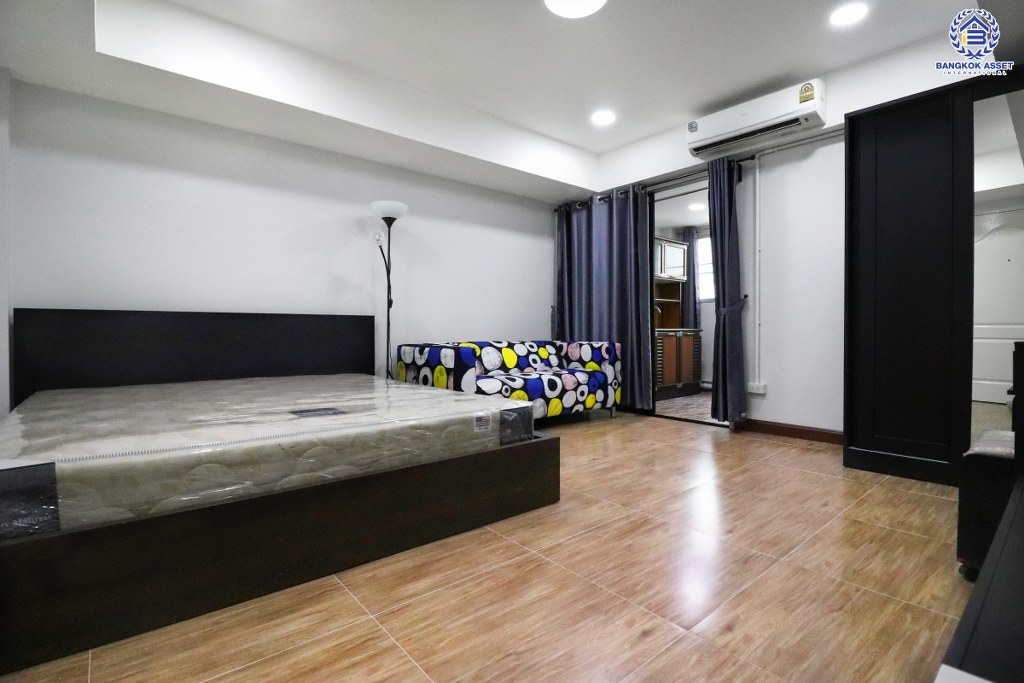 คอนโดมือสอง ทำเลใจกลางเมือง ซ.รัชดาภิเษก36 ราคาไม่ถึงล้าน! โครงการ เจดับบิวเพลส อาคารซี ห้องมุม! กว้าง 27.17 ตร.ม. ฟังก์ชั่น 1 ห้องนอน 1 ห้องน้ำ แถมแอร์ สุดคุ้ม! ทำเลเดินทางสะดวก ใกล้เมเจอร์รัชโยธิน ,เซ็ทรัลลาดพร้าว และ MRT สถานีลาดพร้าว