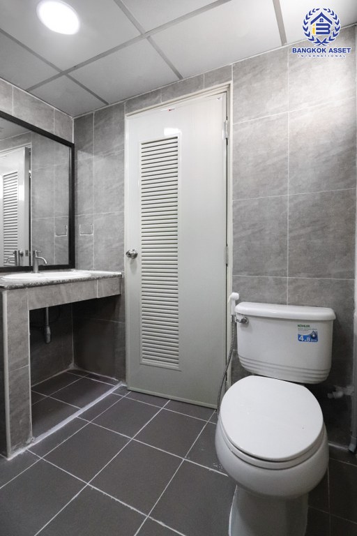 คอนโดมือสอง ทำเลใจกลางเมือง ซ.รัชดาภิเษก36 ราคาไม่ถึงล้าน! โครงการ เจดับบิวเพลส อาคารซี ห้องมุม! กว้าง 27.17 ตร.ม. ฟังก์ชั่น 1 ห้องนอน 1 ห้องน้ำ แถมแอร์ สุดคุ้ม! ทำเลเดินทางสะดวก ใกล้เมเจอร์รัชโยธิน ,เซ็ทรัลลาดพร้าว และ MRT สถานีลาดพร้าว