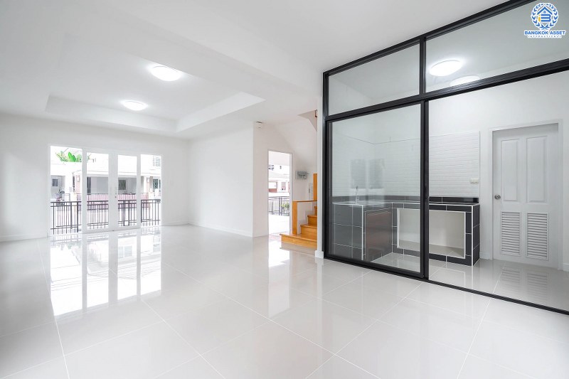 บ้านมือสองตกแต่งใหม่ ม.เดอะวิลล่า ราชพฤกษ์-ท่าอิฐ ฟังก์ชั่นแบบบ้านเดี่ยว เนื้อที่ 35.8 ตร.ว. พร้อมอยู่ 3 ห้องนอน 3 ห้องน้ำ พร้อมสังคมคุณภาพแบรนด์ พร็อพเพอร์ตี้ เพอร์เฟค* บนทำเลเข้า-ออกได้ 2 เส้นทางทั้งถ.รัตนาธิเบศร์ และถ.ราชพฤกษ์ ใกล้รถไฟฟ้า สถานีบางรักน้อยท่าอิฐ