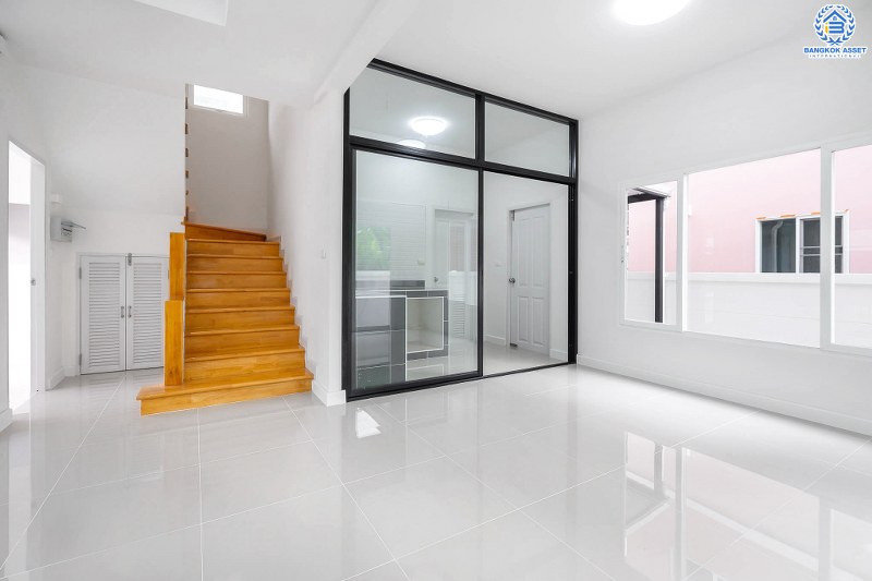 บ้านมือสองตกแต่งใหม่ ม.เดอะวิลล่า ราชพฤกษ์-ท่าอิฐ ฟังก์ชั่นแบบบ้านเดี่ยว เนื้อที่ 35.8 ตร.ว. พร้อมอยู่ 3 ห้องนอน 3 ห้องน้ำ พร้อมสังคมคุณภาพแบรนด์ พร็อพเพอร์ตี้ เพอร์เฟค* บนทำเลเข้า-ออกได้ 2 เส้นทางทั้งถ.รัตนาธิเบศร์ และถ.ราชพฤกษ์ ใกล้รถไฟฟ้า สถานีบางรักน้อยท่าอิฐ