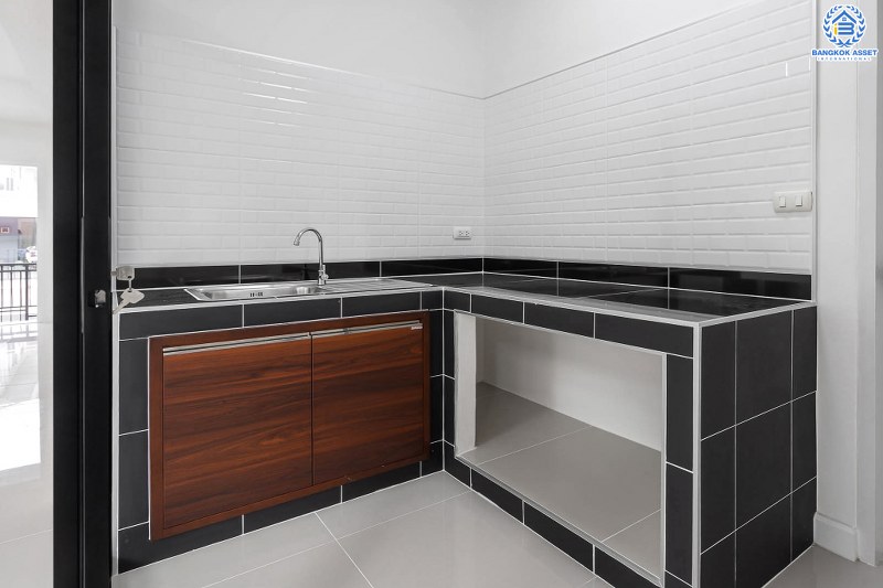 บ้านมือสองตกแต่งใหม่ ม.เดอะวิลล่า ราชพฤกษ์-ท่าอิฐ ฟังก์ชั่นแบบบ้านเดี่ยว เนื้อที่ 35.8 ตร.ว. พร้อมอยู่ 3 ห้องนอน 3 ห้องน้ำ พร้อมสังคมคุณภาพแบรนด์ พร็อพเพอร์ตี้ เพอร์เฟค* บนทำเลเข้า-ออกได้ 2 เส้นทางทั้งถ.รัตนาธิเบศร์ และถ.ราชพฤกษ์ ใกล้รถไฟฟ้า สถานีบางรักน้อยท่าอิฐ