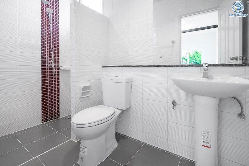 บ้านมือสองตกแต่งใหม่ ม.เดอะวิลล่า ราชพฤกษ์-ท่าอิฐ ฟังก์ชั่นแบบบ้านเดี่ยว เนื้อที่ 35.8 ตร.ว. พร้อมอยู่ 3 ห้องนอน 3 ห้องน้ำ พร้อมสังคมคุณภาพแบรนด์ พร็อพเพอร์ตี้ เพอร์เฟค* บนทำเลเข้า-ออกได้ 2 เส้นทางทั้งถ.รัตนาธิเบศร์ และถ.ราชพฤกษ์ ใกล้รถไฟฟ้า สถานีบางรักน้อยท่าอิฐ