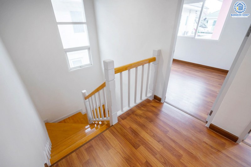 บ้านมือสองตกแต่งใหม่ ม.เดอะวิลล่า ราชพฤกษ์-ท่าอิฐ ฟังก์ชั่นแบบบ้านเดี่ยว เนื้อที่ 35.8 ตร.ว. พร้อมอยู่ 3 ห้องนอน 3 ห้องน้ำ พร้อมสังคมคุณภาพแบรนด์ พร็อพเพอร์ตี้ เพอร์เฟค* บนทำเลเข้า-ออกได้ 2 เส้นทางทั้งถ.รัตนาธิเบศร์ และถ.ราชพฤกษ์ ใกล้รถไฟฟ้า สถานีบางรักน้อยท่าอิฐ