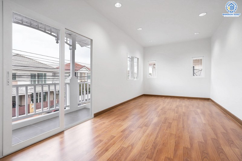 บ้านมือสองตกแต่งใหม่ ม.เดอะวิลล่า ราชพฤกษ์-ท่าอิฐ ฟังก์ชั่นแบบบ้านเดี่ยว เนื้อที่ 35.8 ตร.ว. พร้อมอยู่ 3 ห้องนอน 3 ห้องน้ำ พร้อมสังคมคุณภาพแบรนด์ พร็อพเพอร์ตี้ เพอร์เฟค* บนทำเลเข้า-ออกได้ 2 เส้นทางทั้งถ.รัตนาธิเบศร์ และถ.ราชพฤกษ์ ใกล้รถไฟฟ้า สถานีบางรักน้อยท่าอิฐ